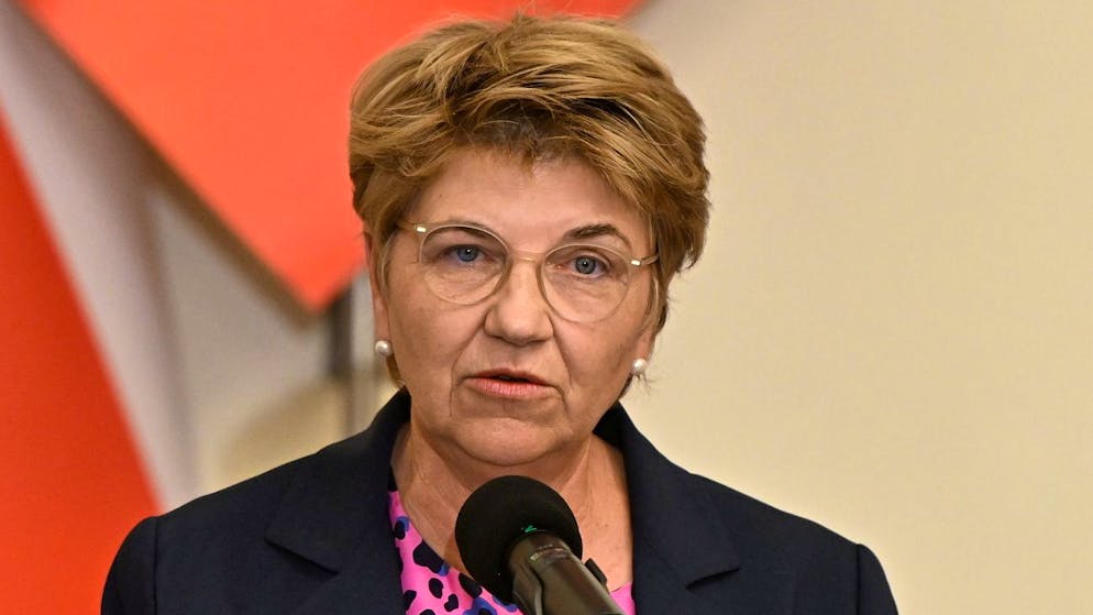 Das Departement von Bundesrätin Viola Amherd stattet ehemalige Spitzenbeamte mit grosszügigen Beraterverträgen aus. 