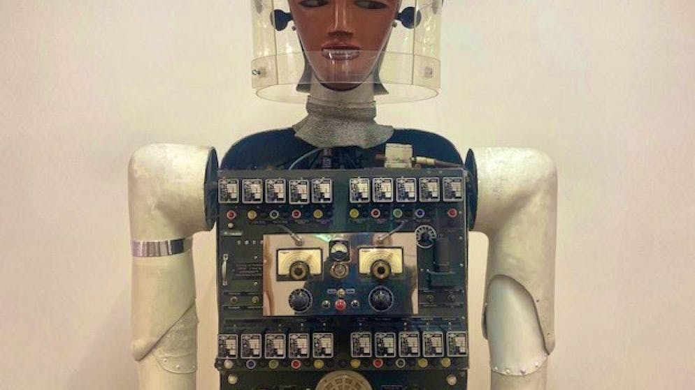 The robot Sabor, constructed in Teufen AR in 1938, traveled halfway around the world - first as a technical sensation, then as an attraction for exhibitions and shows.