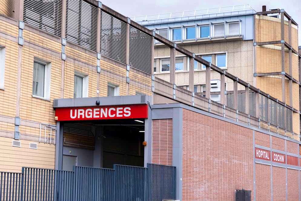 La victime âgée de 36 ans a expliqué avoir consommé ce soir-là de l'alcool dans un bar parisien où elle a ses habitudes. Le ventre vide, elle avait fait un malaise, chuté et avait été conduite aux urgences de l'hôpital Cochin, dans le XIVe arrondissement de Paris.