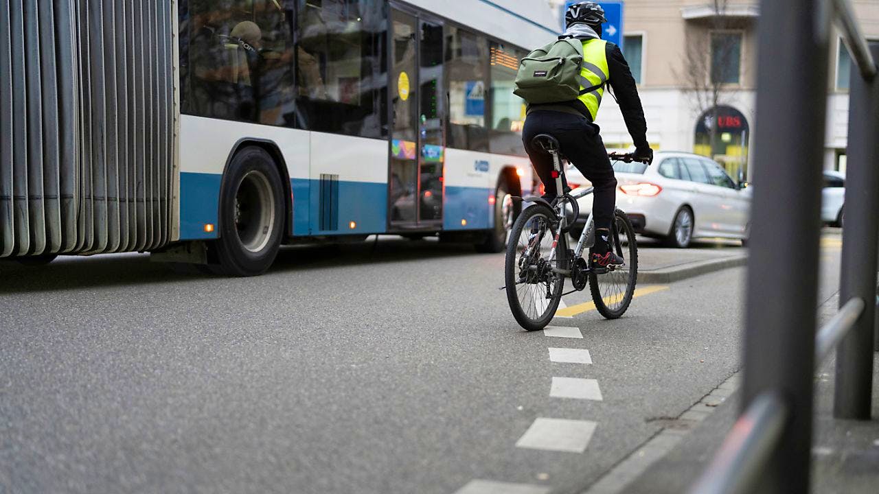 Verkehrssicherheit. Mit Leuchtwesten und heller Kleidung zu mehr Sichtbarkeit im Alltag