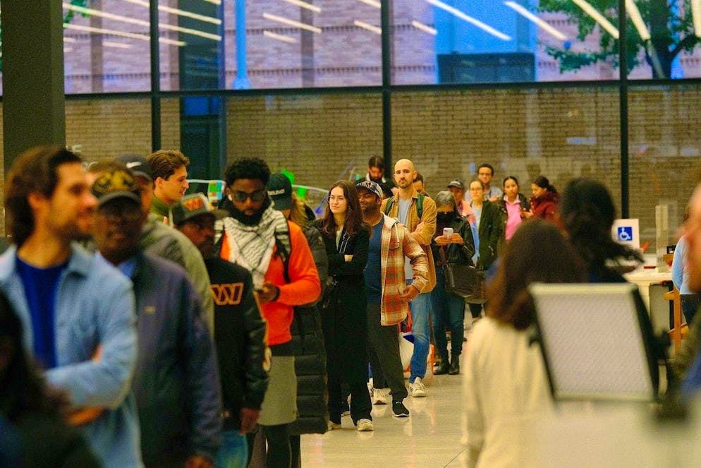 Trump o Harris? Il giorno delle elezioni negli Stati Uniti. In molti luoghi si sono formate lunghe code fuori dai seggi elettorali, come qui nella capitale Washington D.C.