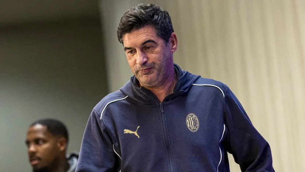 Paulo Fonseca arriva alla conferenza stampa.