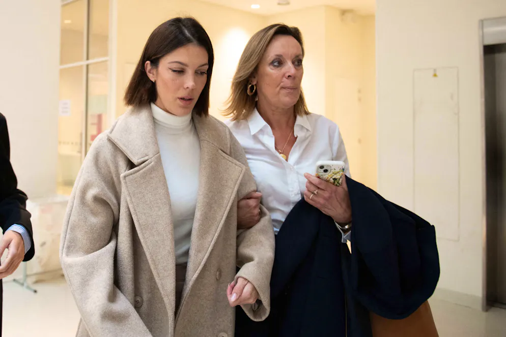 Iris Mittenaere et sa mère Laurence Druart à leur arrivée au Tribunal de Paris.