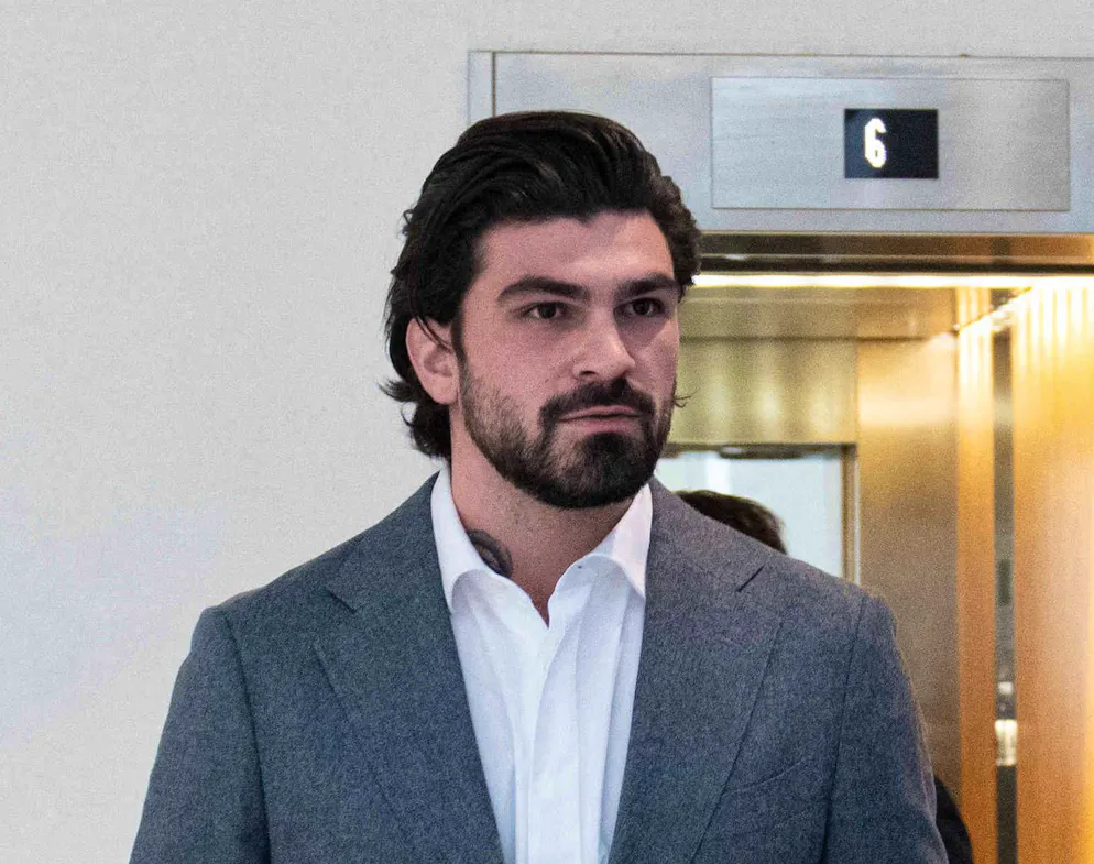 Bruno Pelat est accusé d'avoir asséné des coups à Iris Mittenaere, frappé sa tête contre un mur, insultée et menacée de faire sauter ses contrats.