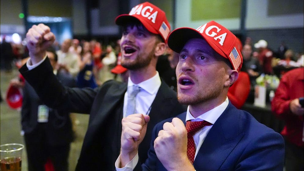 Trump-Anhänger feiern den Vorsprung ihres Kandidaten im Hauptquartier der Republikaner in West Palm Beach, Florida. (AP Photo/Julia Demaree Nikhinson)
