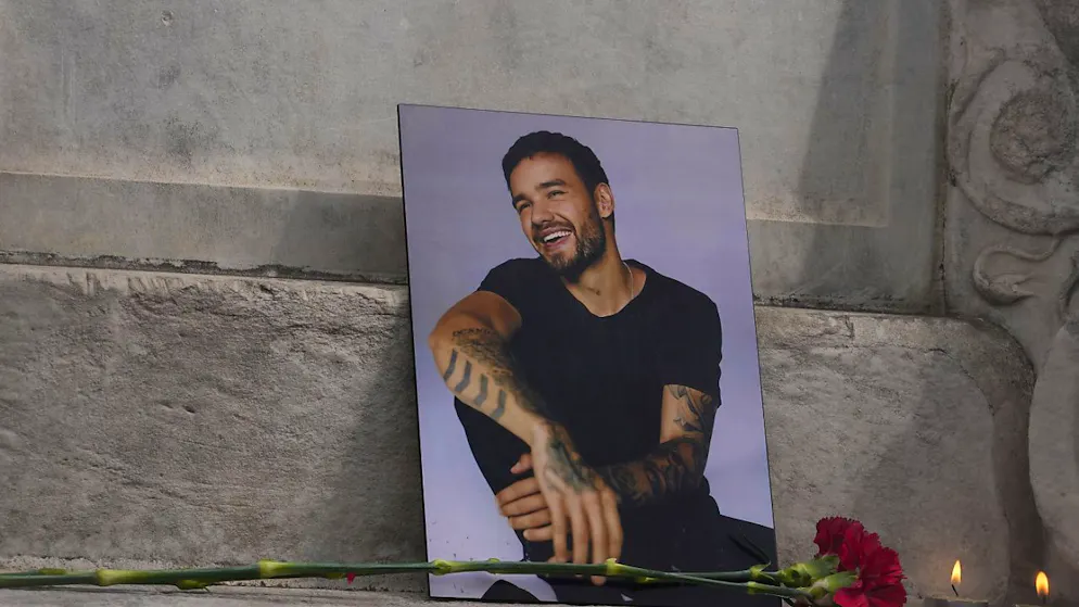 Tragedia. La salma di Liam Payne torna a Londra accompagnata dal padre