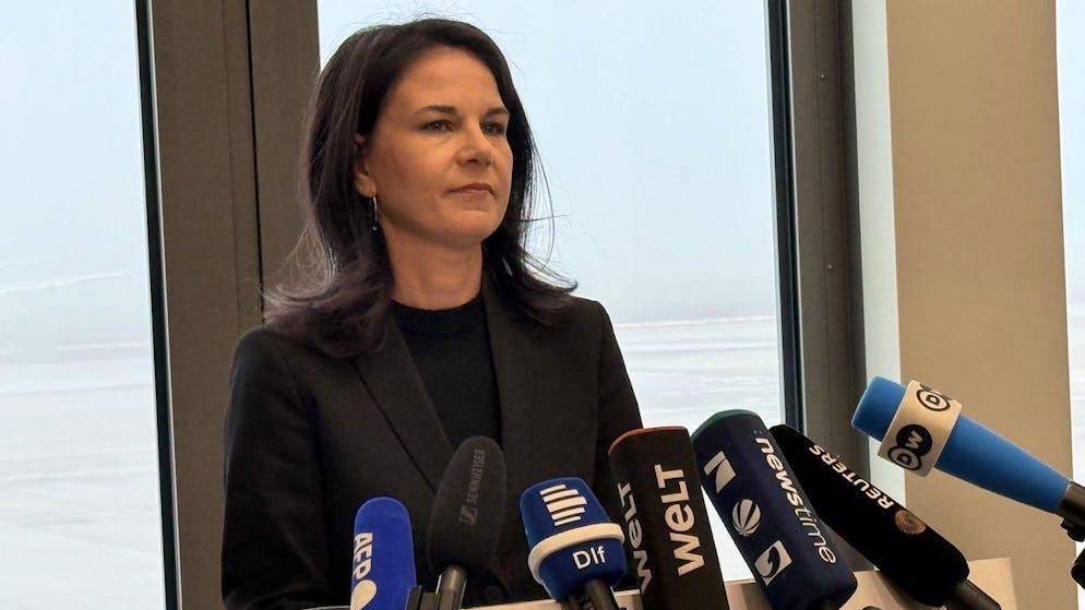 Bundesaussenministerin Annalena Baerbock äussert sich direkt nach ihrer Rückkehr aus der Ukraine am Flughafen Berlin zur Wahl in den USA.