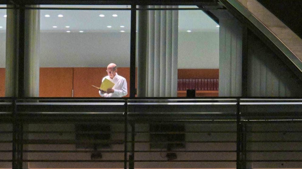 dpatopbilder - Olaf Scholz (SPD), Federal Chancellor, holds a folder in his hands in the Federal Chancellery. Photo: Hannes P. Albert/dpa