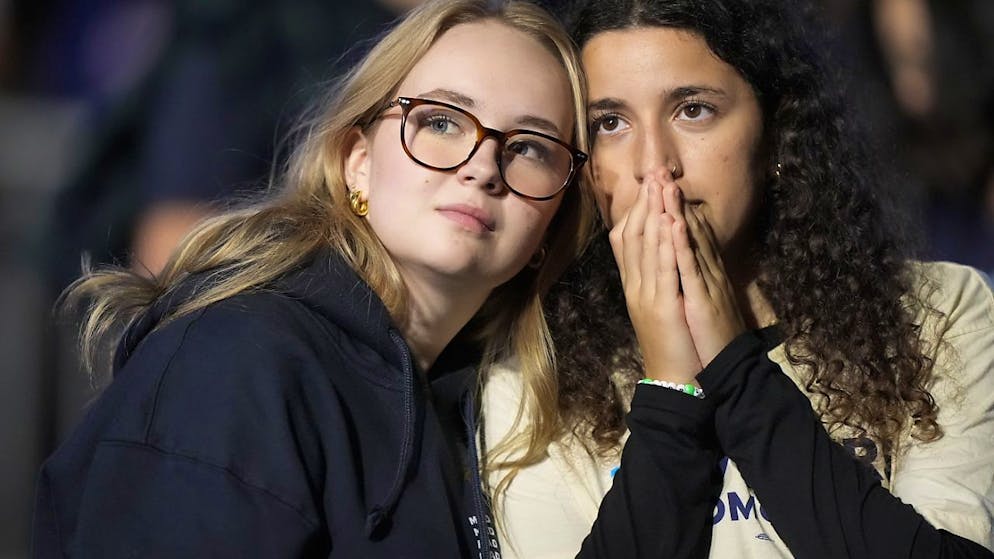 Due supporter di Kamala Harris visibilmente abbattute dopo la vittoria di Donald Trump alle elezioni presidenziali