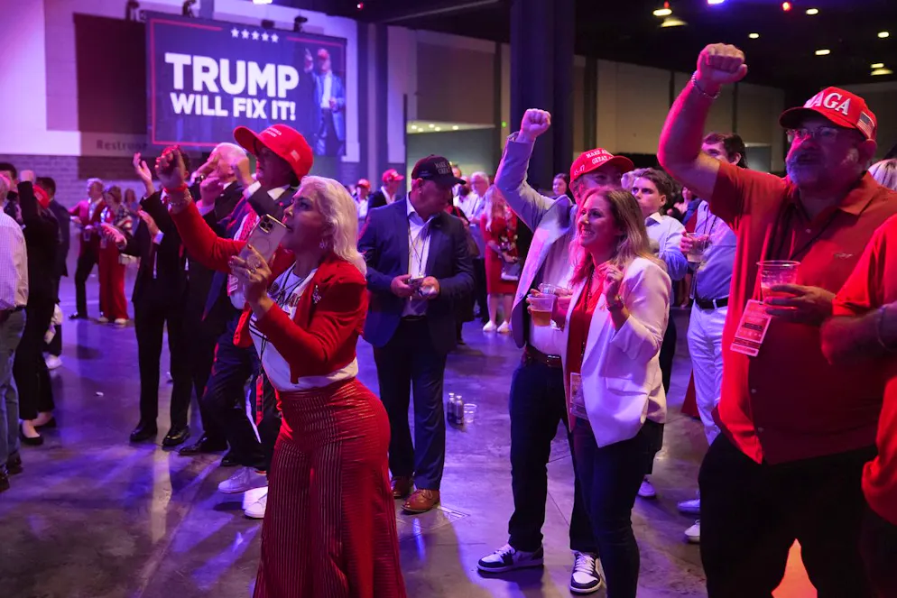 I sostenitori reagiscono mentre guardano i risultati delle elezioni durante una festa per la campagna elettorale del candidato repubblicano alle presidenziali, l'ex presidente Donald Trump, martedì 5 novembre 2024, a West Palm Beach, in Florida.