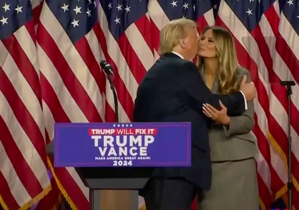 Donald und Melania Trum teilen ein Küsschen. 