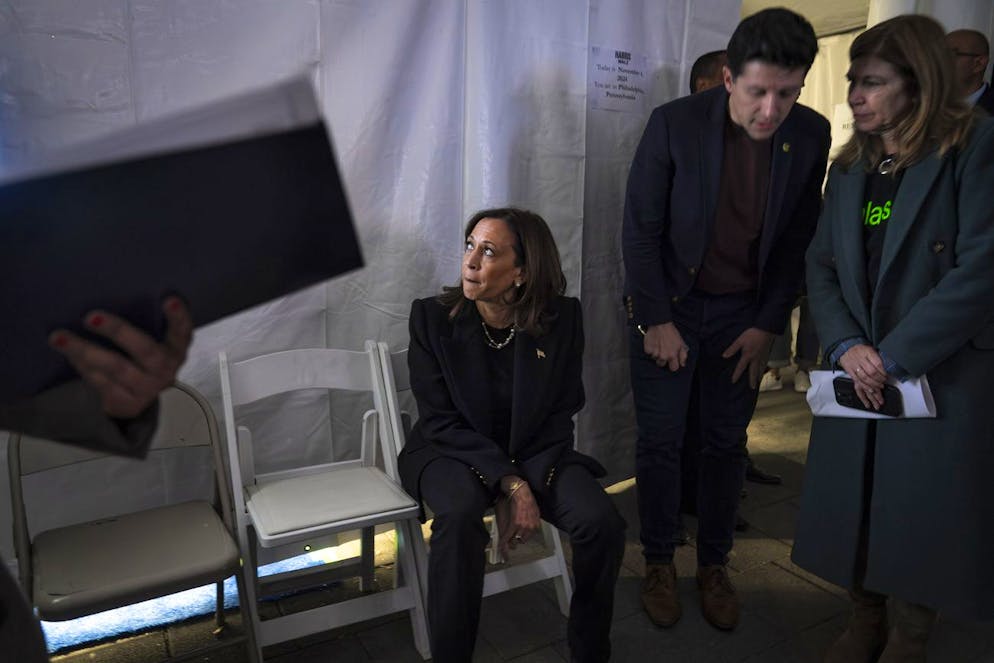 Kamala Harris kurz vor ihrem letzten Kampagnen-Auftritt in Philadelphia. Seit sich ihre Niederlage abgezeichnet hat, ist sie nicht mehr öffentlich aufgetreten.