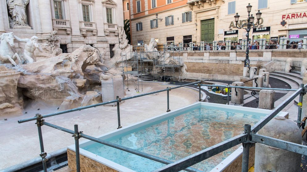 Roma. La Fontana di Trevi vuota, al suo posto una vasca per lanciare le monetine