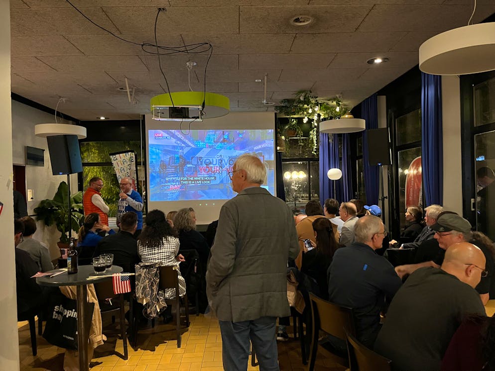 US-Wahlen Zürich. Gespannt wird auf den Bildschirm geschaut.