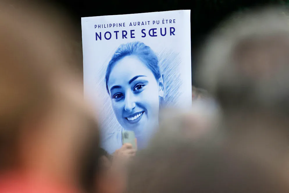 Cette photographie montre une affiche portant l'inscription «Philippine aurait pu être notre sœur» lors d'un rassemblement en hommage à Philippine, une étudiante parisienne de 19 ans retrouvée morte et enterrée dans un parc à l'ouest de Paris, lors d'une manifestation organisée par le collectif d'extrême droite français Nemesis sur la place Denfert-Rochereau, à Paris, le 29 septembre 2024.