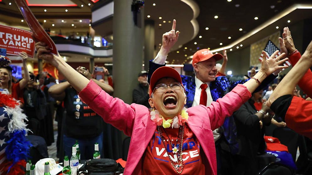 Donald Trump élu président des Etats-Unis (médias) - Gallery. Les supporteurs de Donald Trump sentent souffler le vent de la victoire.