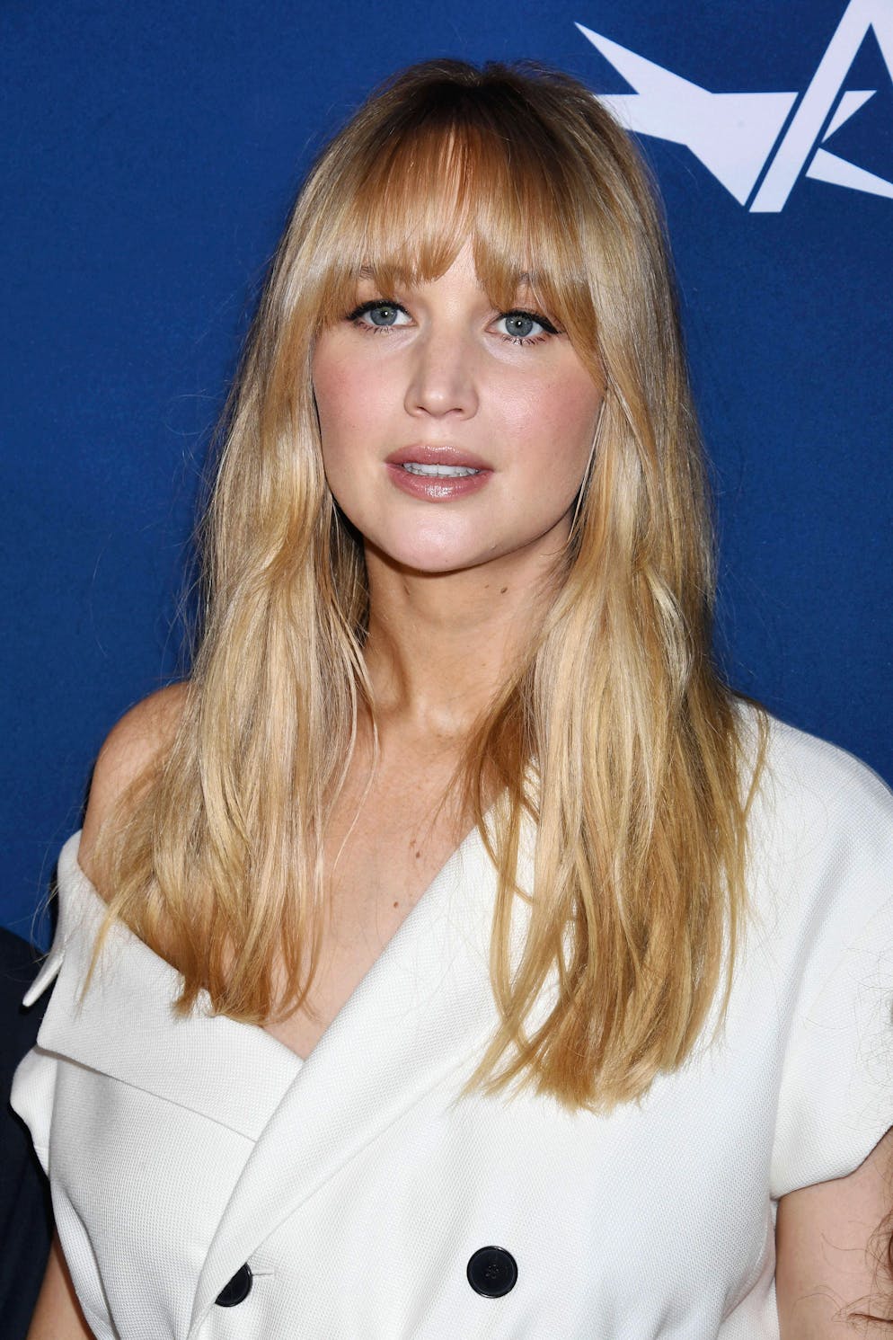Les nouvelles coiffures des stars. Très BB: Si Jennifer Lawrence n’a pas coupé ses longueurs, son nouveau look est tout de même une métamorphose, vu que l’actrice hollywoodienne arbore désormais une frange longue, un style faisant honneur à Brigitte Bardot.