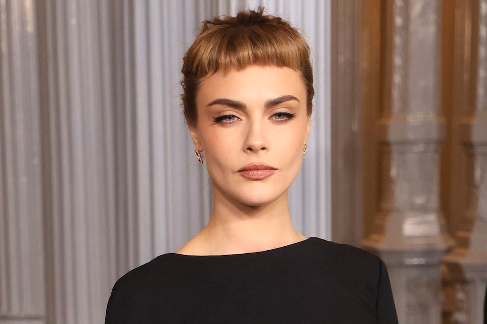 Les nouvelles coiffures des stars. Cara Delevingne a osé la micro-frange – également connue sous le nom de baby bangs – ce 2 novembre alors qu’elle assistait au LACMA Gala et a ainsi rendu hommage à Audrey Hepburn.