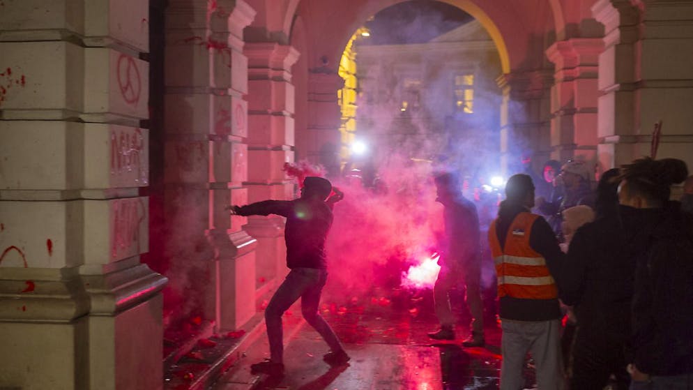La protesta di ieri sera a Novi Sad, in Serbia, è degenerata in scontri T