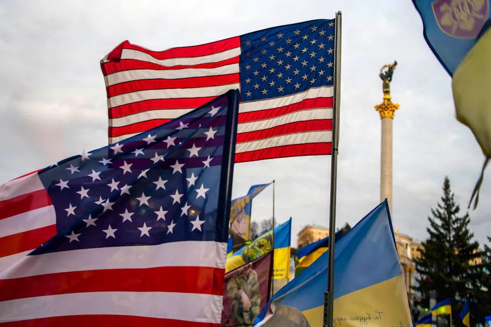 Des drapeaux américains sur un mémorial de fortune en l'honneur des soldats des forces armées ukrainiennes tués au combat avec les troupes russes sur la place de l'Indépendance à Kiev, en Ukraine, le 5 novembre 2024.