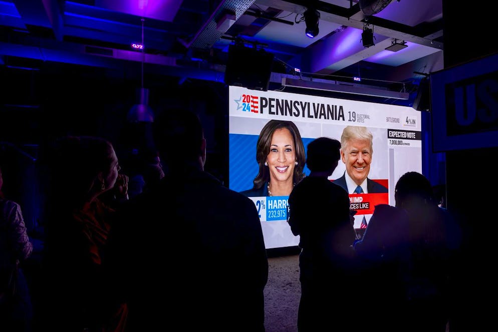 Sostenitori della candidata democratica alle presidenziali, la vicepresidente Kamala Harris, guardano i primi risultati durante la festa della notte elettorale americana a Ginevra, in Svizzera, martedì 5 novembre 2024.