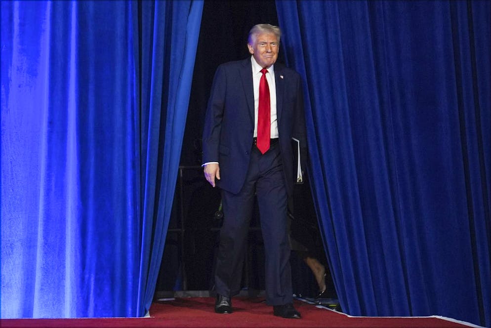 Il candidato repubblicano alle presidenziali, l'ex presidente Donald Trump, partecipa a una festa per la notte delle elezioni al Palm Beach Convention Center, mercoledì 6 novembre 2024, a West Palm Beach, in Florida.
