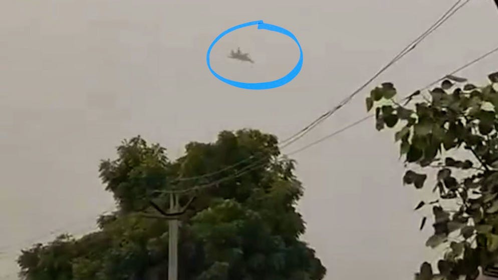 Indischer Kampfjet gerät ins Trudeln. Pilot rettet sich mit Schleudersitz