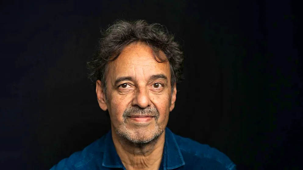 For author Martin R. Dean, questions about his own origins and home are central. The son of a father from Trinidad and a mother from Switzerland has been shortlisted for this year's Swiss Book Prize with "Tobacco and Chocolate", the story of his own family.