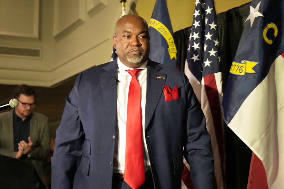 Mark Robinson était dans la tourmente depuis que la chaîne CNN lui avait attribué en septembre des messages sous pseudonyme sur un site pornographique, datant de 2008 à 2012, dans lesquels il aurait nié l'Holocauste, loué Hitler ou vilipendé Martin Luther King.