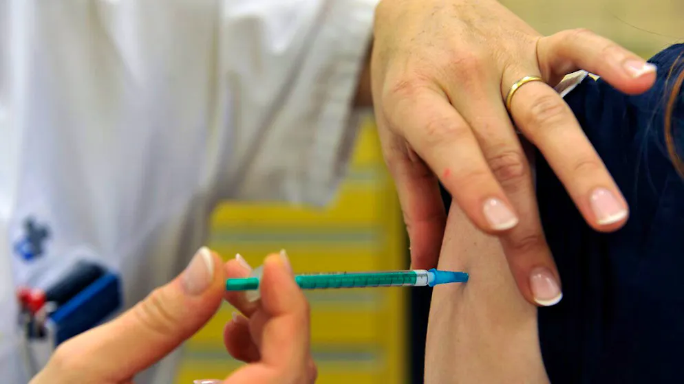 Les personnes de plus de 65 ans, celles souffrant de maladies chroniques, les enfants nés prématurément et les femmes enceintes devraient se faire vacciner (archives).
