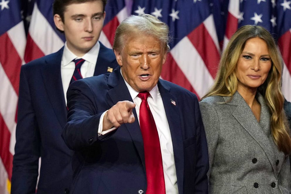 Donald Trump, diero di lui il figlio Barron Trump, e la moglie Melania Trump.