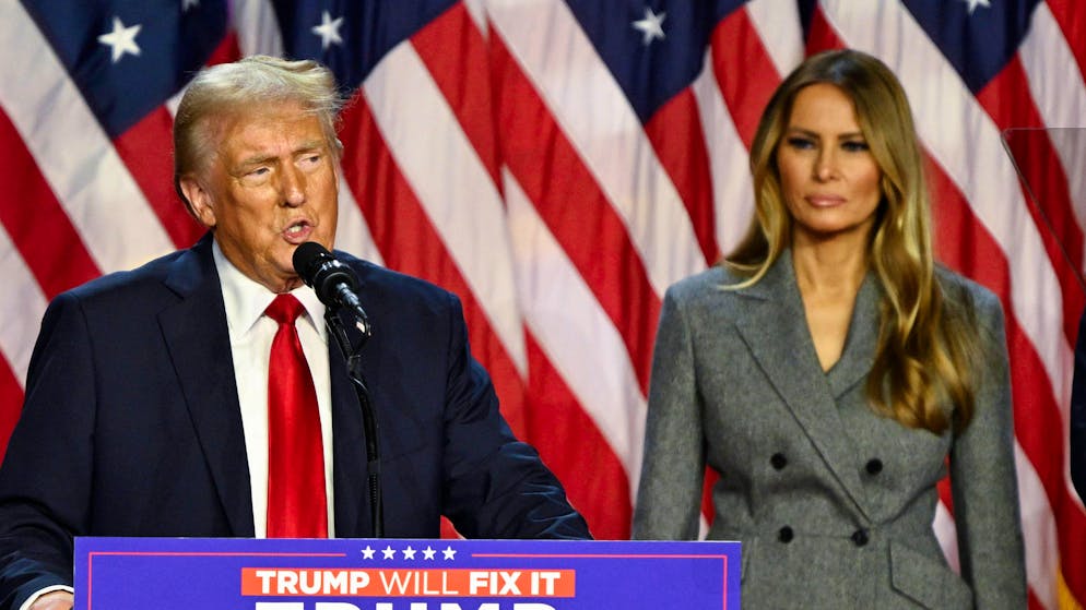 Melania Trump discrète. Tailleur gris strict – le retour de la première dame