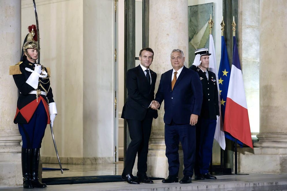 Der französische Präsident Emmanuel Macron (links) hat den ungarischen Premierminister Viktor Orban am 22. Oktober zu einem Vorbereitungstreffen in Paris getroffen.