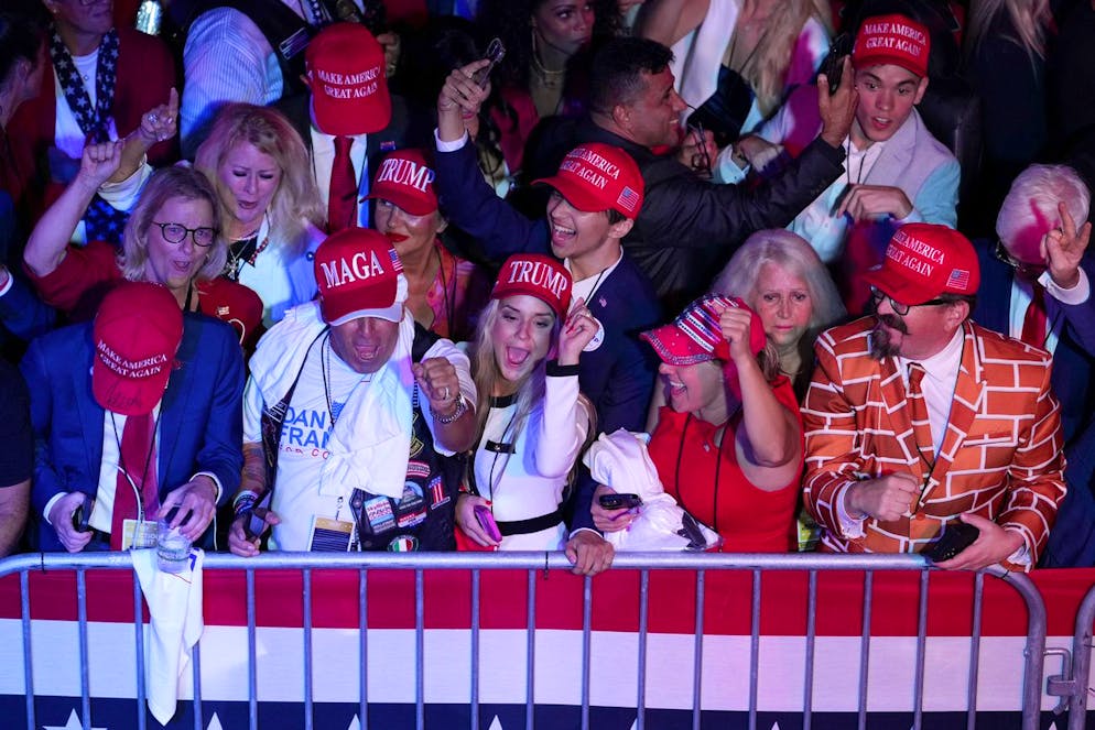 Trump o Harris? Il giorno delle elezioni negli Stati Uniti. I sostenitori applaudono all'arrivo dei risultati durante una festa per l'elezione del candidato repubblicano alle presidenziali, l'ex presidente Donald Trump, martedì 5 novembre 2024, a West Palm Beach, in Florida.