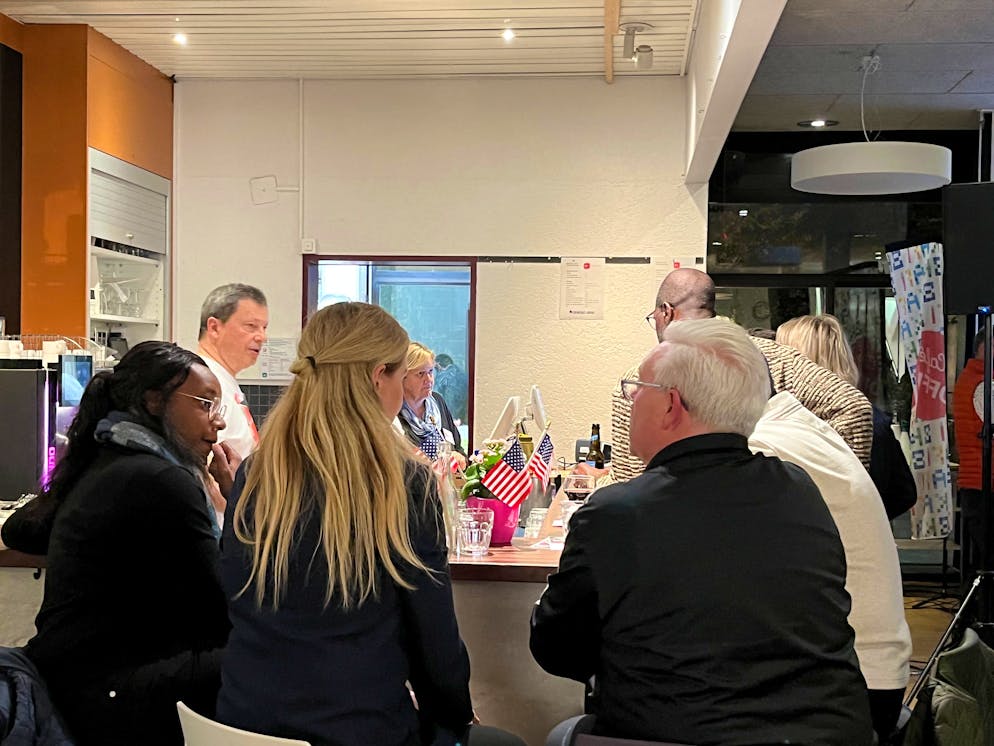 US-Wahlen Zürich. An der Bar wird gelacht und getrunken.