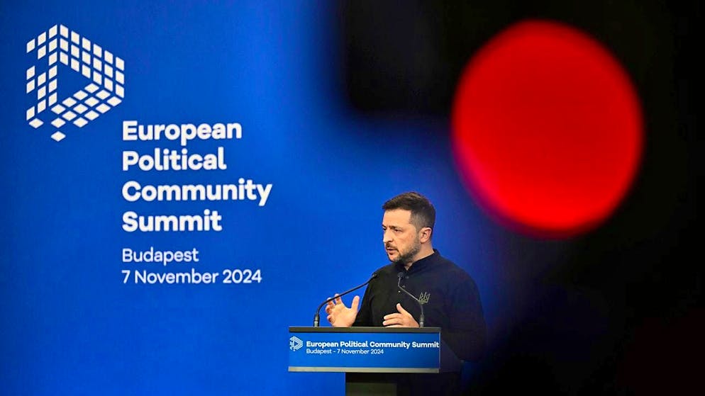 dpatopbilder - Volodymyr Zelenskyi, President of Ukraine, speaks at a press conference during the European Political Community (EPC) summit in the Puskas Arena. Photo: Denes Erdos/AP/dpa
