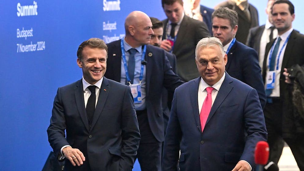 Emmanuel Macron al fianco del premier ungherese Viktor Orban in occasione dell'incontro della Comunità Politica europea a Budapest.