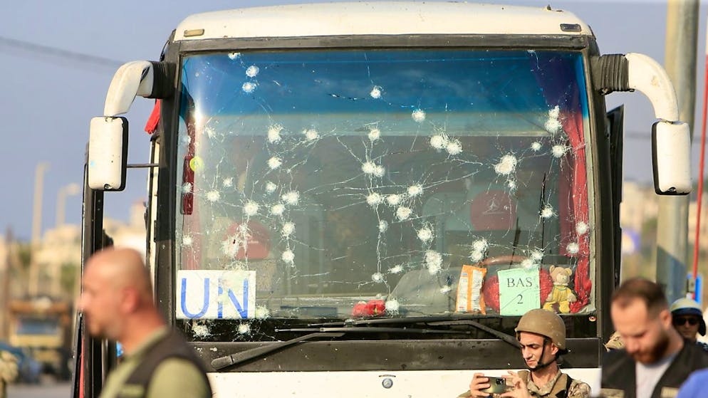 Il bus del contingente malesiano di UNIFIL crivellato dai proiettili a Sidone, in Libano