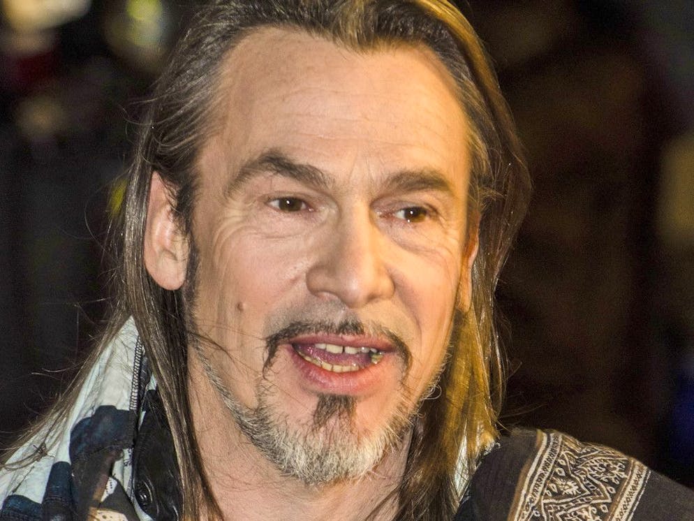 Florent Pagny et sa fille Aël se sont souvenus de son départ du cocon familial à seulement 16 ans pour intégrer un internat.