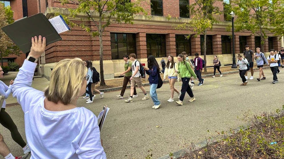 «Le donne con un'istruzione universitaria votano in modo diverso rispetto agli altri elettori»: una volontaria della League of Women Voters of Ohio si rivolge alle giovani donne dell'Ohio State University di Columbus il 26 settembre per incoraggiarle a registrarsi.