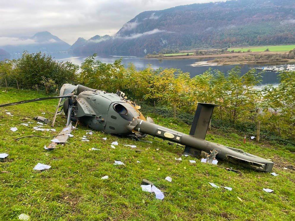 Precipita un elicottero dell'Esercito svizzero, ecco le immagini dei rottami. I danni sono ingenti, ma i due piloti sono riusciti a salvarsi.