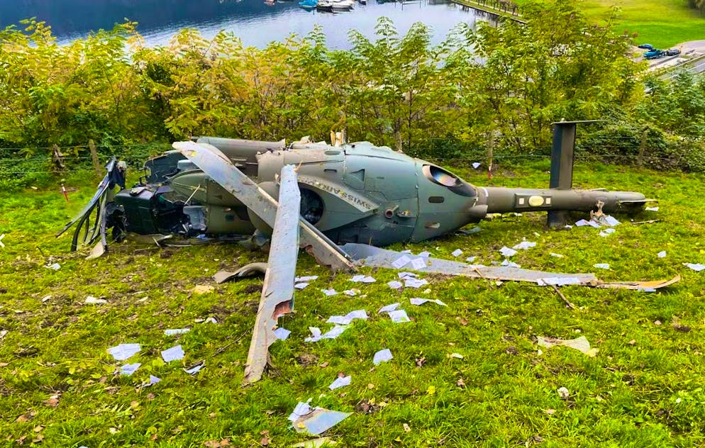 Precipita un elicottero dell'Esercito svizzero, ecco le immagini dei rottami. L'elicottero è precipitato intorno alle 19.30.