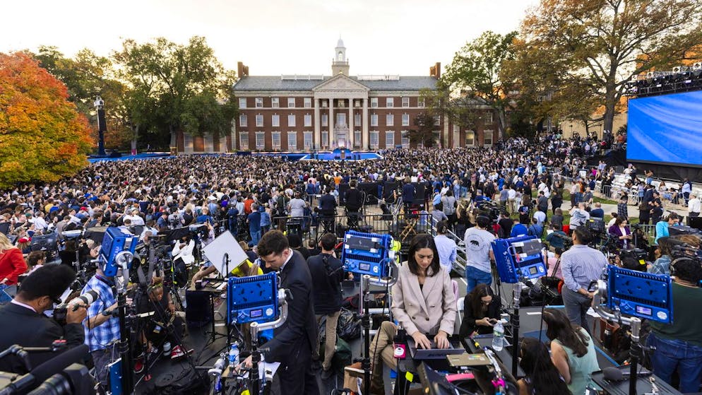 Die Szene bei der Rede, mit der US-Vizepräsidentin Kamala Harris am Mittwoch ihre Niederlage eingestand. 