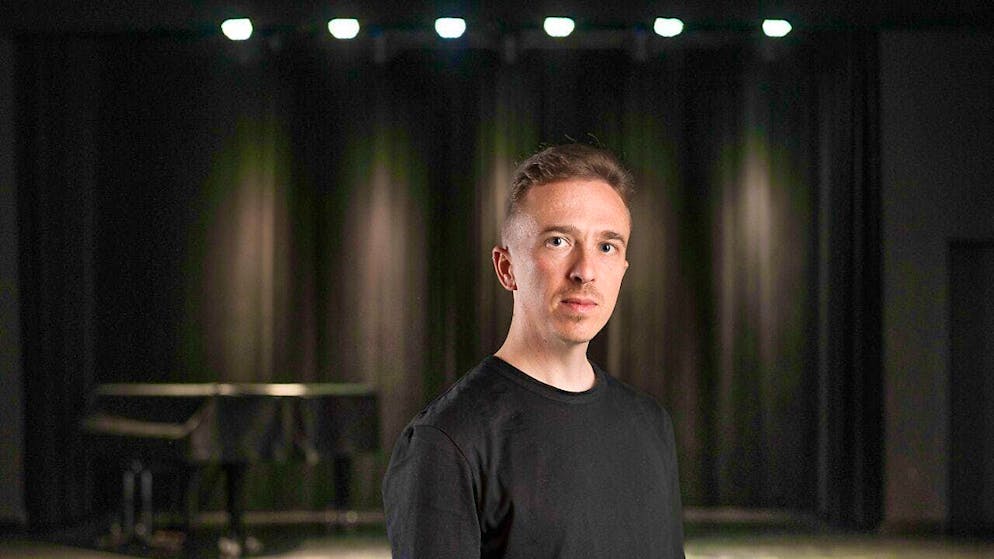 Béla Rothenbühler from Lucerne is a dramaturge and author. For his mischievous dialect novel "Polifon Pervers", he draws on his own experiences in the theater and the cultural sector. The theatrical tale has been shortlisted for this year's Swiss Book Prize.