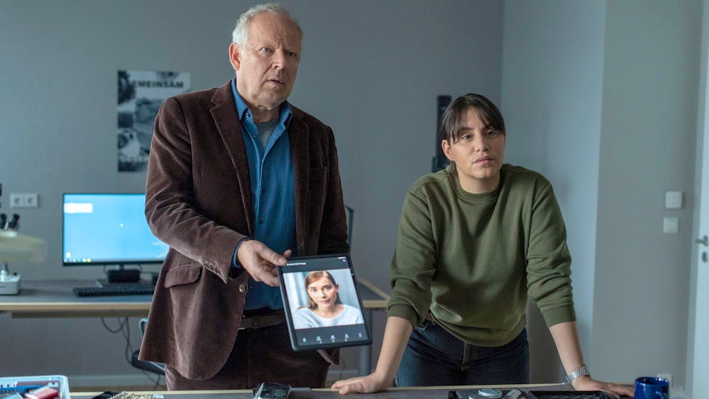 «Tatort» im Check: Ist eine KI als Mörderin wirklich möglich?. Wichtig für die Ermittlungen von Klaus Borowski (Axel Milberg) und Mila Sahin (Almila Bagriacik, rechts) könnte auch Umweltinfluencerin Zenaida (Milena Tscharntke) werden.