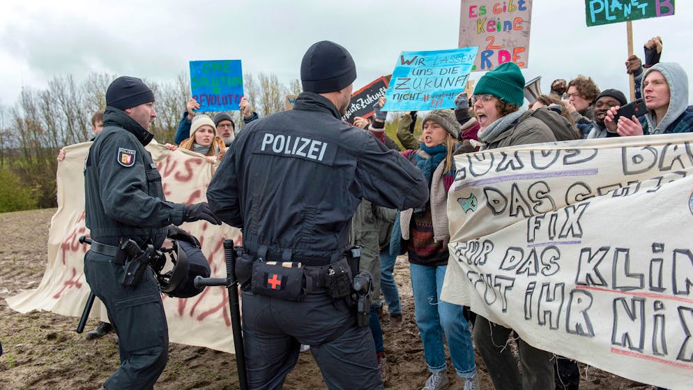 «Tatort» im Check: Ist eine KI als Mörderin wirklich möglich?. Die Polizei geht gegen junge Klimaaktivisten vor – weshalb Borowski und Sahin nicht gerade gute Karten haben, wenn es darum geht, in der Szene der Umweltschützer zu ermitteln.