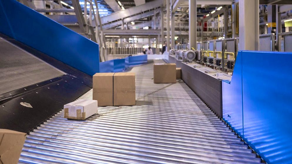 Swiss Post is gearing up for the peak parcel season: View of the Härkingen SO parcel center. (archive picture)