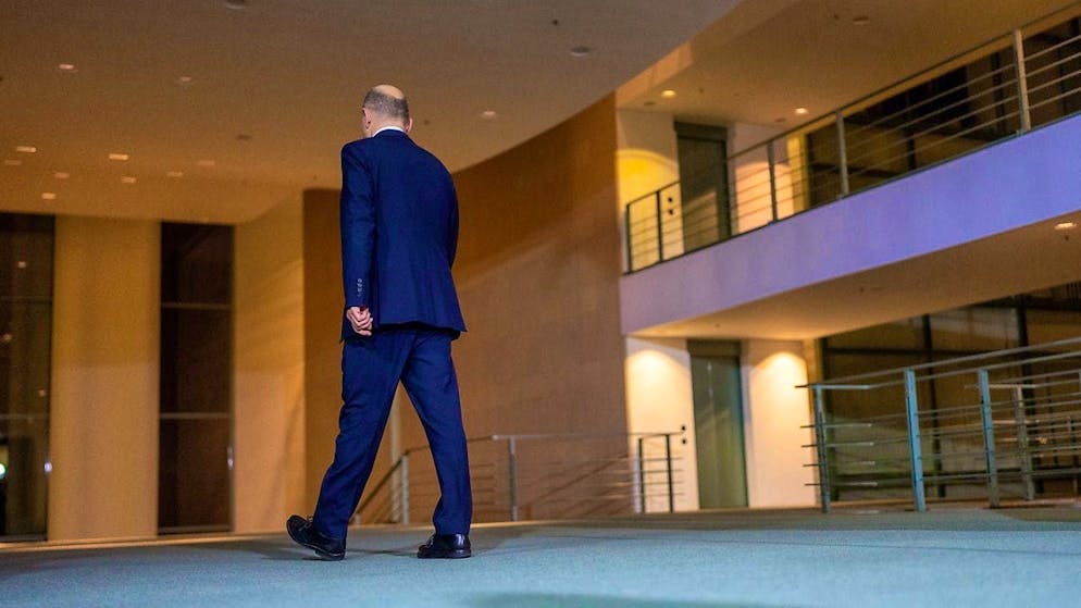Federal Chancellor Olaf Scholz (SPD) leaves after a crisis meeting of the coalition committee of the traffic light coalition. The meeting is about the continued existence of the coalition, which is deeply divided over budget and economic policy. Photo: Michael Kappeler/dpa