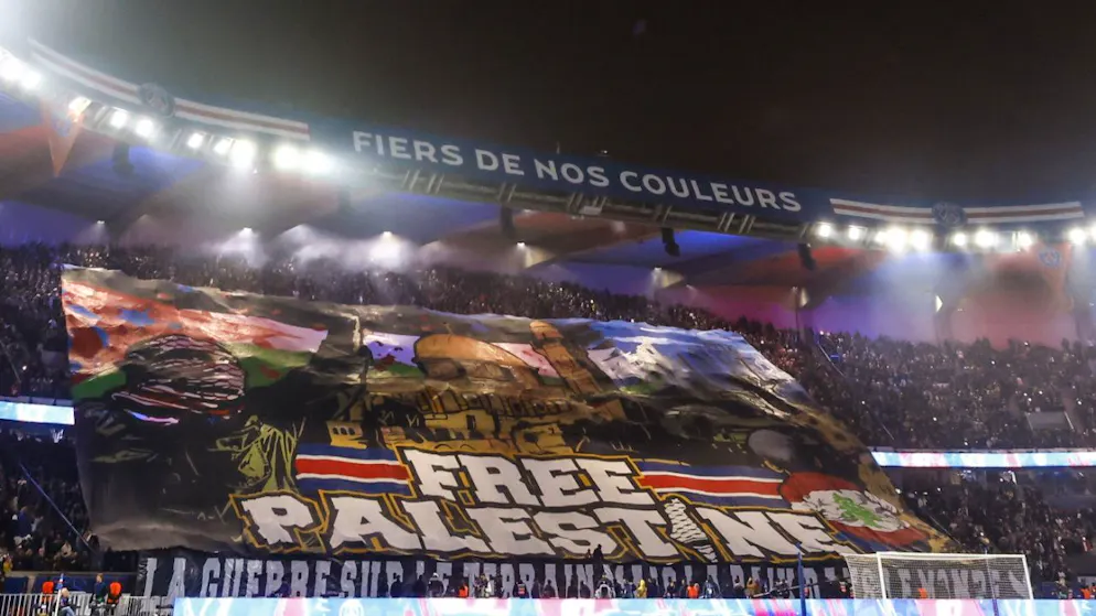 Le tifo 'Free Palestine' contre la guerre déployé par les fans parisiens crée des vagues en France
