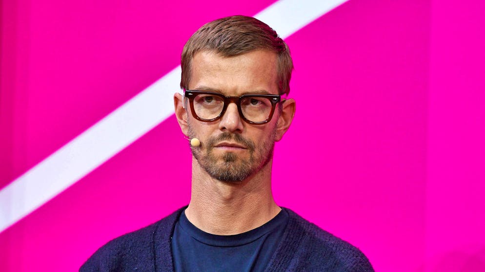 In the "Deutschland3000" podcast, German TV entertainer Joko Winterscheidt talks more openly than ever about his mother's early death from cancer - and his therapy.